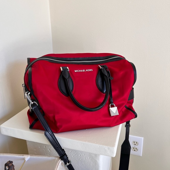 MICHAEL KORS Duffle Bag & a “FREEBIE” 🔥 MK card holder ❤️ - Picture 3 of 14